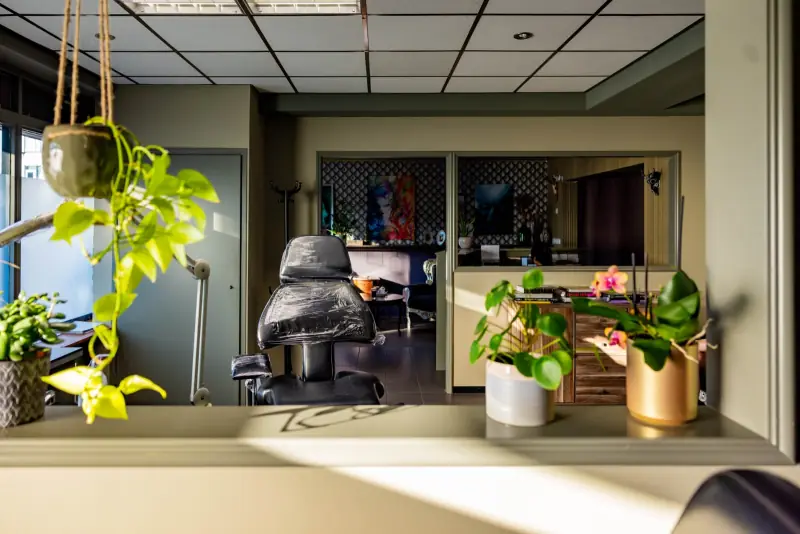 De studio, met planten en de tattoostoel
