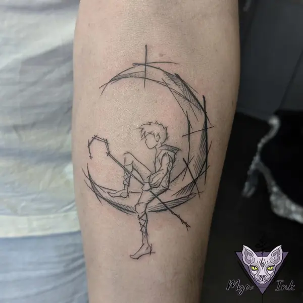 Fineline tattoo van een figuur op de maan
